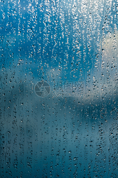 窗口蓝色背景下的雨滴图片