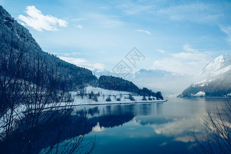 阿尔卑斯山脉美丽白色冬天的全景图片