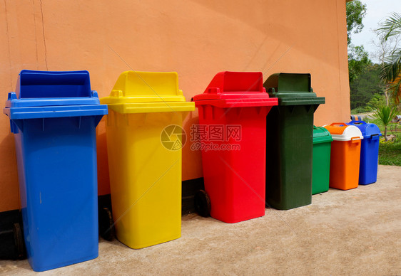 回收垃圾箱绿色橙和蓝彩垃圾箱在公园户外图片