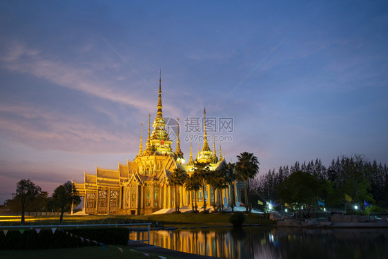美丽的日落黄昏金色寺庙位于泰国WatNoneKum的Thailand多彩的天空图片