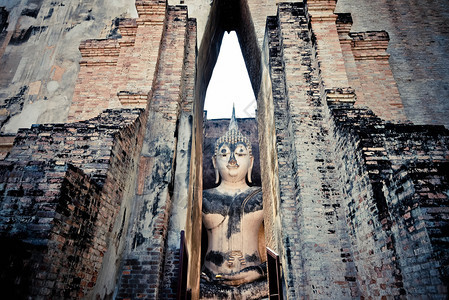 古寺庙Sukhothai历史公园墙上的旧佛像图片