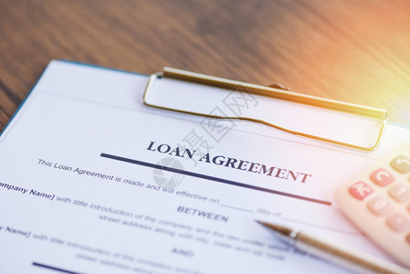 贷款人和借通过书面金融帮助贷款谈判获得商业文件抵押贷款核准房地产高清图片素材