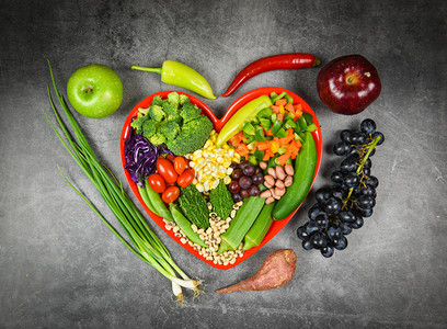 新鲜沙拉水果和绿色蔬菜混合各种豆类果子红心盘上的果子用于健康食品素烹饪图片