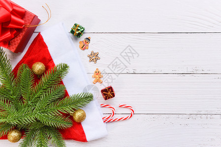 圣诞假日背景帽子和树枝装饰糖果甘蔗松树礼品盒和节庆新年天体顶视图复制空间图片