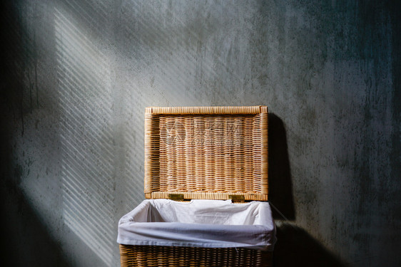 在酒店浴室用阁楼风格的毛巾篮子图片