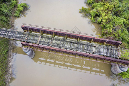 在伊利诺州卡切河与密西比交汇上方的废弃铁路横越伊利诺州卡切河坠落风景的空中观察图片