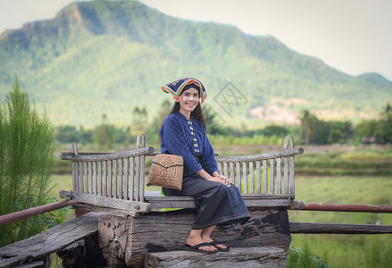 亚洲女泰式衣着亚洲女身着TaiDam部落服装美丽的年轻女孩肖像微笑着泰国传统服装图片