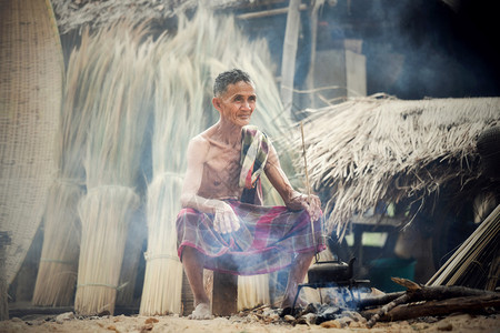 亚洲公民老年男子叔祖父与老热水壶严重老年男子生活在农村在泰国农村的人图片