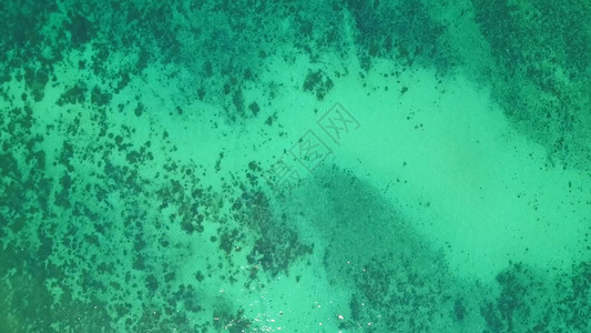 泰国普吉岛夏季的安达曼海清蓝绿宝石水的空中景象海洋物质形态中的水壁纸背景背景图片