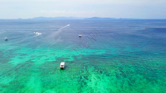 泰国普吉岛夏季的安达曼海清蓝绿水的船舶空中观察海洋物质形态中的水壁纸背景图片