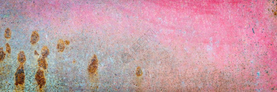 粉和蓝色红树林涂漆的废车身金属纹全景横幅图片