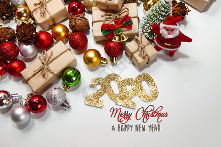 圣诞快乐和新年20年圣诞礼物包子带圣诞装饰品的糖果顶级风景白色背的圣诞家庭传统图片