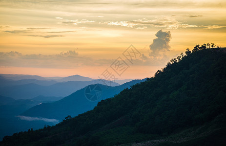 亚洲山地景观日落多彩的天空背景图片