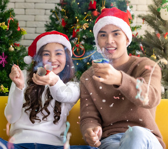年青的亚洲成少夫妇庆祝圣诞节日图片