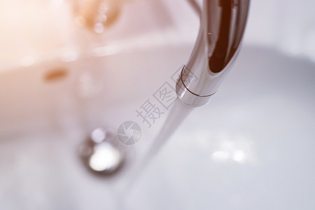 在干净的浴室里紧贴着一个水源节省阳光图片