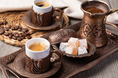 阿拉伯美食街土耳其咖啡在桌子上土耳其咖啡在桌子上背景