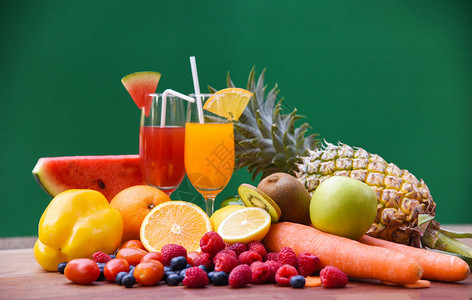 一套热带水果花彩多和新鲜的夏季果汁玻璃健康食品许多熟果子混合绿色图片