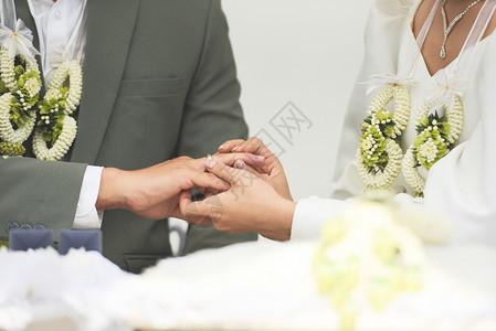 新娘在郎的婚礼上戴结戒指右手戴在婚礼当天图片