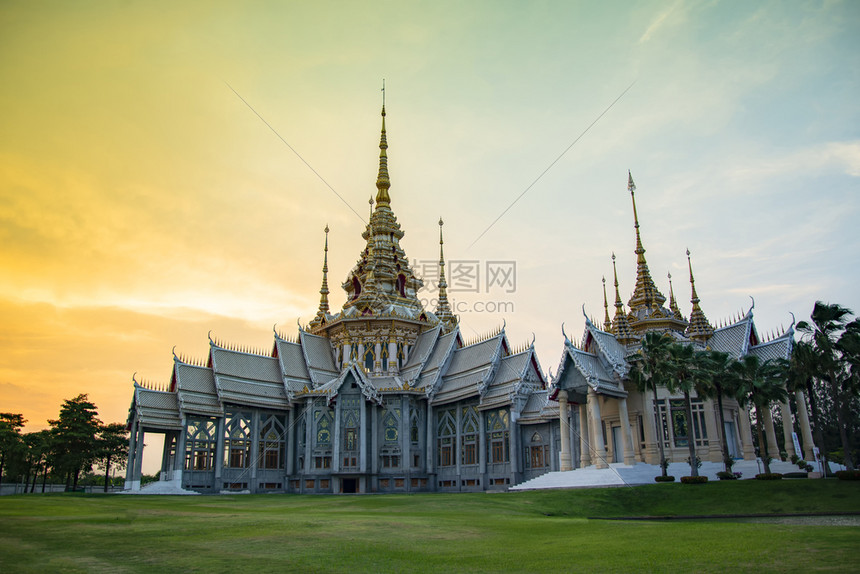 美丽的塔伊兰寺庙充满多彩的天空黄昏日落泰国WatNoneKum的LandmarkNakhonRatchasima省寺庙图片