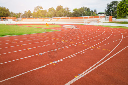 体育场的田径红色赛道户外运动场有绿田白线背景图片