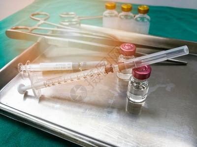 设备医疗器械用于护士或绿布板医生手术的钢托盘中Syringe注射针头药物绿布板上的护士或医生手术图片