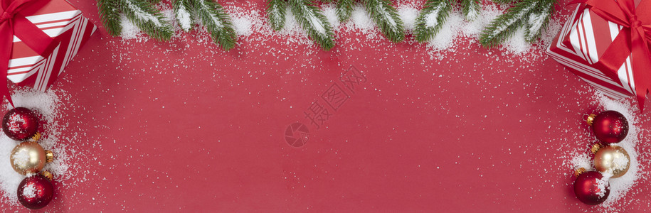 红底雪的圣诞装饰品背景图片