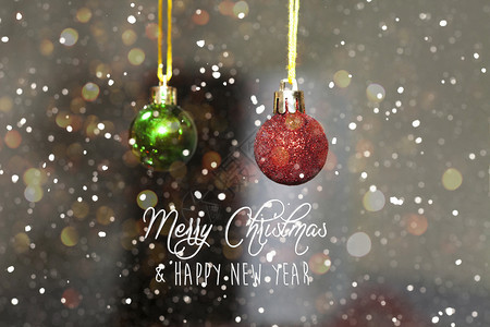 圣诞和新年装饰在圣诞树上挂着白雪的标语假日光灯背景图片