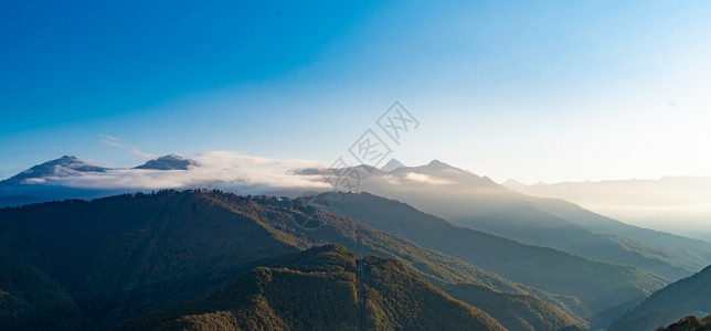 高加索山脉上一片蓝天的风景图片