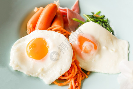 早餐炒鸡蛋香肠和意大利面图片