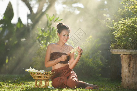 亚洲女泰式穿戴古老美丽的年轻女孩肖像笑着泰国传统服装图片