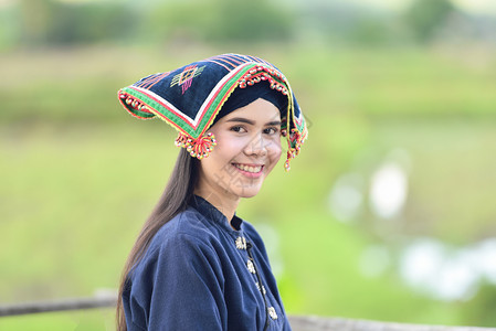 亚洲女泰文风格着装亚洲妇女泰文风格着装部落TaiDam美丽的年轻女孩肖像微笑泰国传统服装图片