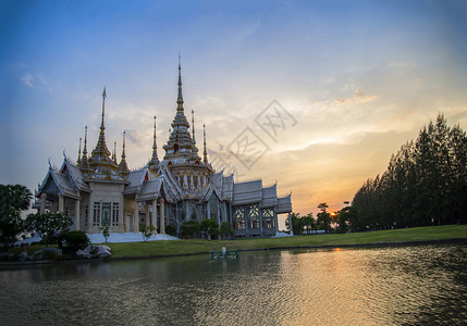 美丽的塔伊兰寺庙充满多彩的天空黄昏日落泰国WatNoneKum的LandmarkNakhonRatchasima省寺庙图片