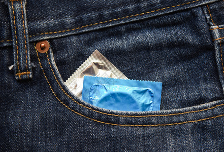 口袋蓝牛仔裤预防怀孕或传染疾病概念图片