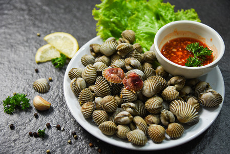 海鱼产食品板新鲜的生海洋美食晚餐和深底的草药香料背景图片