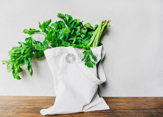 零废物使用较少塑料概念在木制桌上的生态棉花布袋中使用新鲜蔬菜有机制品市场免费塑料购物的白色拖布袋图片