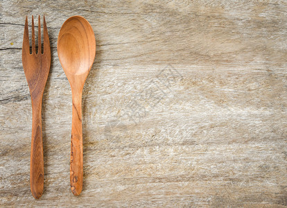 木制桌上零废物使用量减少塑料概念的木制勺和叉式餐具木制桌上零废物使用量减少塑料概念图片