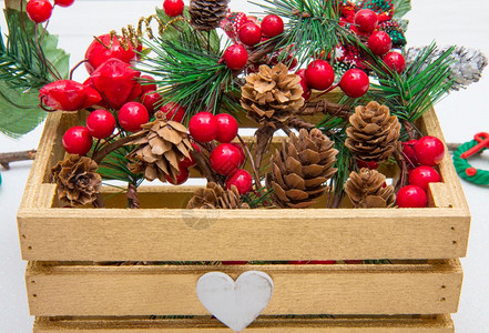 圣诞红花圈和松饼放在木盒子里背景图片