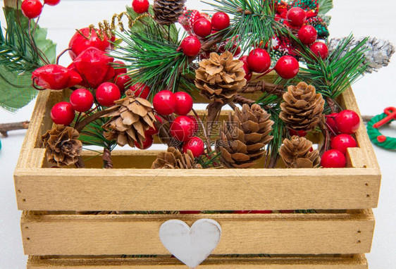 圣诞红花圈和松饼放在木盒子里图片