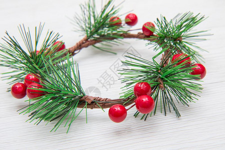圣诞花圈配有红装饰和圆形树枝图片