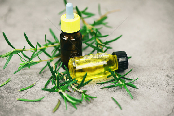 用于芳香疗法和麻袋背景含有草药提取物的机化妆品迷迭油和叶有机化妆品图片