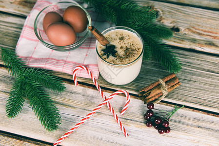 与传统圣诞节和冬季假期的肉桂和豆饼一起举行晚宴图片
