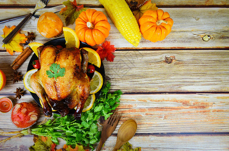 感恩节晚宴上配着火鸡蔬菜水果的感恩节晚餐图片