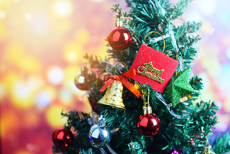 新年节庆新年在家庭内地举行色彩模糊的圣诞树图片