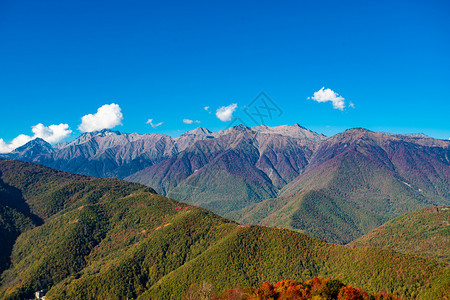 阳光明媚的秋天阿尔卑斯山的惊人空中风景图片