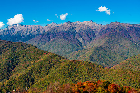 高加索山脉上一片蓝天的风景图片