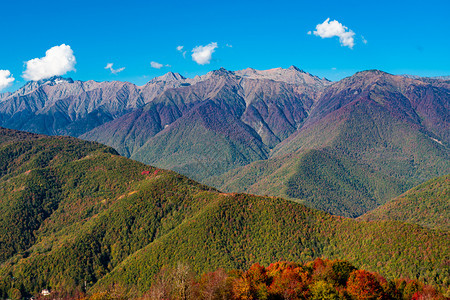 高加索山脉上一片蓝天的风景图片