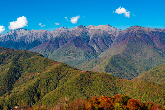 高加索山脉上一片蓝天的风景图片