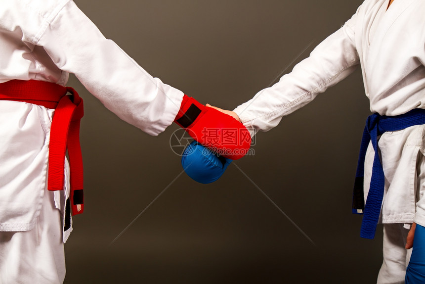 在基莫诺斯的两名小空手道女孩和比赛前红蓝握手的全套运动设备图片