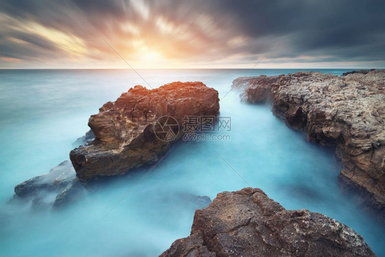 美丽的海景自然岩石和海洋图片
