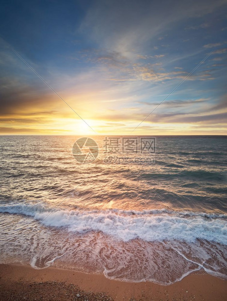 美丽的海景滩上波浪自然空中构成图片